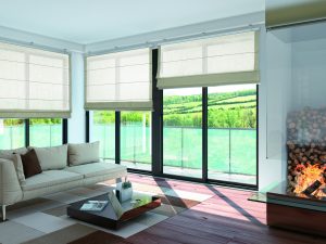 tenda interna a pacchetto Le tende a pacchetto sono un complemento d'arredo per ambienti classici, moderni e professionali.  Ideali per finestre piccole e grandi, sono realizzate anche con tessuti coprenti. La loro caratteristica principale è che si alzano e si abbassano per far filtrare la luce in base alle proprie esigenze. La movimentazione avviente tramite cordicella, catena o sistema motorizzato.  Vari modelli di realizzazione ci sono: liscia, steccata, arricciata. I tessuti variano dal lino al misto lino per la pacchetto liscia o steccata, per quella arricciata si possono usare anche tessuti più leggeri.