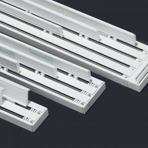 SISTEMA PER TENDE A PANNELLI TESI MOTTURA Funzionamento manuale a teli liberi, manuale con asta tiratenda e con corde Soluzione a  2 canali,  3 canali, 4 canali e 5 canali L’applicazione in parallelo di sistemi diversi permette la realizzazione delle più svariate soluzioni. Le corde d’azionamento scorrono in canali  indipendenti paralleli alle vie di scorrimento dei teli. Il sistema è indicato per tendaggi L max 600 cm ed H 330 cm, installazione a soffitto con chiavetta girevole a scomparsa o a parete tramite mensole.