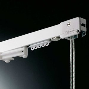 I binari permettono alle tende di scorrere orizzontalmente per darti la possibilità di aprirle e chiuderle senza sforzo. 