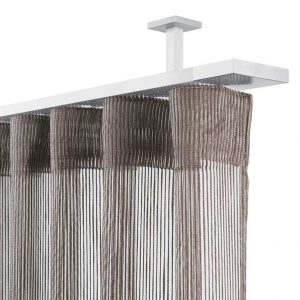 SISTEMA PER TENDE ARRICCIATE AD USO PREVALENTEMENTE DOMESTICO O PER AMBIENTI PROFESSIONALI Indicato per tende con drappeggiatura  ad «onda» con rapporto fisso di arricciatura. L’apertura può essere centrale o laterale. Il sistema è indicato per installazioni in libera sospensione, soffitto ed a parete. Il sistema è dotato di scivoli rotanti in termoplastico  autolubrificante per agevolare la scorrevolezza e per garantire una uniforme drappeggiatura ad «onda» del tendaggio.