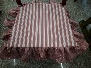 Per la tue sedie desideri realizzare un cuscino per stare comodo? Scegli il tessuto, il colore, la fantasia o la tinta unita.  Scegli la forma di realizzazione con volano dritto o a pieghe, con bordo, con fascetta e a saponetta. Verrà realizzato secondo i tuoi gusti, tenendo conto dell'ambiente  per cui si farà.