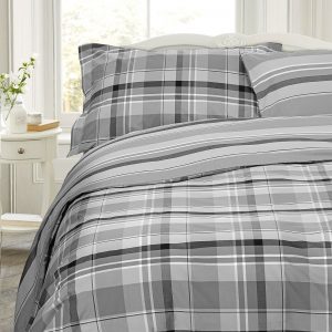 Splendida Parure copripiumino in percalle 100% cotone, 120gr/mq, 200 fili. La Parure comprende il Sacco Copripiumino e Federa/e a Sacco. Il Sacco Copripiumino e le Federe vantano un fantastico motivo tinto in filo reversibile: su un lato Quadri, mentre sull'altro Righe Orizzontali. La particolare fantasia donerà alla vostra stanza da letto una piacevole atmosfera Invernale. I tessuti tinti in filo sono sinonimo di affidabilità in quanto garantiscono una perfetta tenuta ai lavaggi ed all'uso. I capi confezionati con tessuti tinto in filo vengono tagliati a "strappo" cioè senza l'apporto della forbice, per far si che il tessuto segua il percorso naturale del filo. Da sempre Daunex ha esplorato nuove e migliori soluzioni, proponendo prodotti esclusivi per chi ama la qualità e la ricerca estetica. Si consiglia di lavare ad un massimo di 30°. Non Candeggiare. MISURA  2 PIAZZE  sacco 255x200 + 40 cm, n.2 federe 50x80 cm