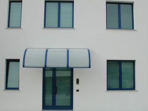 Le pensiline in policarbonato,  divenute col tempo un elemento di design e di decoro oltre che un oggetto utile per riparare finestre e porte da sole e intemperie,  si adattano con naturalezza ai più diversi contesti di arredamento, sia privato che commerciale.