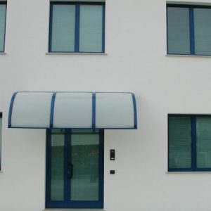 Le pensiline in policarbonato,  divenute col tempo un elemento di design e di decoro oltre che un oggetto utile per riparare finestre e porte da sole e intemperie,  si adattano con naturalezza ai più diversi contesti di arredamento, sia privato che commerciale.