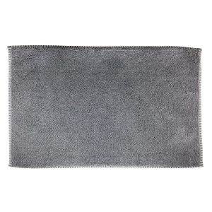 Tappeto morbido e vellutato realizzato in tinta unita con profilo a righe tono su tono per abbinarsi perfettamente al colore predominante. Il sottofondo antiscivolo è resistente ai lavaggi in lavatrice. Composizione 100% cotone