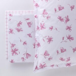 Riviera Completo lenzuola matrimoniale ROSA MALVA Riviera Completo lenzuola matrimoniale in cotone al 100%  con 4 federe Sotto disegno a quadri, sopra fantasia a fiori Misura matrimoniale 1 lenzuolo sopra 250×290 1 lenzuolo sotto con angoli 180×200 + angoli di 28cm 4 federe 50×80 ( 2 federe a 4 volants e 2 federe a sacco)