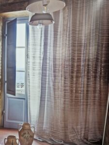 La tenda in puro lino Reevèr è strutturata con filato di alta qualità. Le nuance dei colori  classico, naturale, elegante e trend di stagione rendono armonico l'home decor. Il tessuto in lino si modella con ogni ambiente conquistando gli spazi e infondendo un'atmosfera preziosa e raffinata.