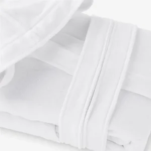 Accappatoio con cappuccio, lavorazione a maglia con morbida microspugna all’interno. La morbidezza e l’lelevata assorbenza della microspugna lo rendono particolarmente piacevole e funzionale. Lavabile in lavatrice, asciuga velocemente, pensato per occupare poco spazio. TAGLIE:  S - M - L - XL - XXL Grammatura 260 gr. al mq2 Brand: Riviera Home – Modello: Wimbledon