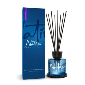 Diffusore di profumo a bastoncini, NATIVA FRAGRANCES prodotto in Italia, qualità artigianale di alto livello. FRAGRANZA: BREZZA FIORITA Un profumo fresco e vitale che ti pervade di una sensazione di nuovo. La combinazione giusta di Cassis, Gelsomino, Ibisco e Oleandro che ricordano la brezza delle lunghe giornate di sole e di luce. Brezza Fiorita è ideale per il tuo bagno, soggiorno o ingresso, dona freschezza e sensazione di pulito. Un’essenza in grado di risvegliare i tuoi sensi e infondere benessere. Durata fragranza 3 mesi (correnti d'aria possono influenzare durata e diffusione del profumo) Ruotare i bastoncini almeno 2/3 volte al mese FORMATO 200ML