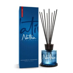Diffusore di profumo a bastoncini, NATIVA FRAGRANCES prodotto in Italia, qualità artigianale di alto livello. FRAGRANZA: GIARDINO DI ROSE Un profumo floreale con note di fondo muschiate e un cuore dove si fondono rosa e gelsomino. Una magica combinazione di essenze che fa rivivere sensazioni di balconi fioriti e campi di foglie sempreverdi. Giardino di rose è ideale per il tuo soggiorno o camera da letto dove potrai portare note profumate senza essere invasivo. Un’essenza in grado di accompagnarti nell’arco della tua giornata e donarti confort e benessere. Durata fragranza 3 mesi (correnti d'aria possono influenzare durata e diffusione del profumo) Ruotare i bastoncini almeno 2/3 volte al mese FORMATO 200ML