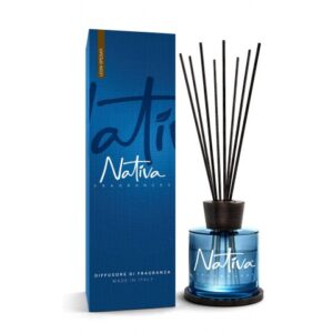 Diffusore di profumo a bastoncini, NATIVA FRAGRANCES prodotto in Italia, qualità artigianale di alto livello. FRAGRANZA: AGRUMI MEDITERRANEI Agrumi mediterranei, con le sue note vibranti, evoca ricordi inconfondibili, legati a distese di agrumeti nelle terre splendide d'Italia. Ha un profumo fresco, con la dolcezza dell’arancio, le note frizzanti del limone e del pompelmo e un cuore fiorito di geranio e ciclamino che ti avvolgono in un delicato abbraccio. Agrumi Mediterranei è ideale per la cucina, per dare una nota fresca alla tua area living o donare energia al tuo studio o attività commerciali. Un’essenza in grado di stimolare gioia e vitalità. Durata fragranza 3 mesi (correnti d'aria possono influenzare durata e diffusione del profumo) Ruotare i bastoncini almeno 2/3 volte al mese FORMATO 200ML