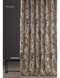 Picard, Reevèr Tessuto da tendaggio in Rayon misto Poliestere della collezione Picard del brand italiano Reevèr by Carillohome, Fantasia disponibile in 3 colori Peso: 300.0 gr/mtl Composizione: 85% Rayon - 15% Poliestere Altezza 300con piombo Manutenzione: lavaggio in lavatrice a 30° con detersivo liquido