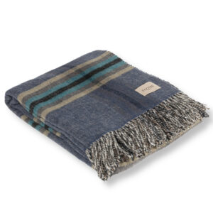 Il plaid Bardo variante blu e quadri verde e beige è caratterizzato da una versione reversibile ispirata al mondo dell’abbigliamento maschile, porta nelle atmosfere di casa un classico della tradizione europea: il check. Composizione: 70% Cotone 25% Acrilico 5% Poliestere Rifinito con frange Plaid 130x170 cm