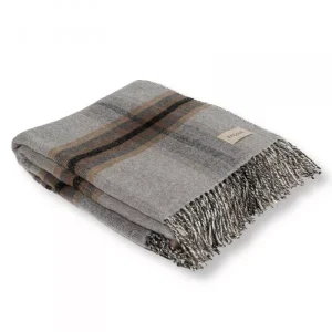 Il plaid Bardo variante grigio e beige è caratterizzato da una versione reversibile ispirata al mondo dell’abbigliamento maschile, porta nelle atmosfere di casa un classico della tradizione europea: il check. Composizione: 70% Cotone 25% Acrilico 5% Poliestere Rifinito con frange Plaid 130x170 cm
