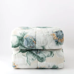 trapunta 2 piazze con fiori di hellebro sui toni del verde giallo e bianco grigio Di stagione in stagione il paesaggio cambia, sfiorisce per poi riempirsi nuovamente di vita, si veste di sfumature sempre diverse, ora intense e calde, ora tenui e luminose. Solo un fiore in tutto il prato resta fedele a sé stesso, immutabile, eterno, capace di sopravvivere a qualsiasi tempesta: l’elleboro rimane, anche quando tutti gli altri fiori intorno sfioriscono. La vitalità di questa pianta dalla fioritura perenne è impressa sul raso di cotone della linea Hellebro: la delicatezza dei petali si tinge di rosa cammeo, verdi ardesia, bianco venato, avorio Canova e beige mandorla. Una lieve carezza floreale per riscaldare il cuore in attesa della prossima primavera. Fronte raso di cotone 300 fili - stampa digitale, retro madapolam 100% cotone tinta unita, imbottitura 100% poliestere 330 gr. Trapuntatura a capo con quadri, una cornice - angoli tondi. Made in Italy. Qualità/Materiali: Raso di cotone Dimensione Matrimoniale: cm 260x270 Certificazione: OEKO TEX Nazione Origine: Made in Italy