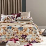 Trapunta in velluto e cotone Il colore è il protagonista principale di questa proposta di arredamento caratterizzata da fiori pittorici ingigantiti in una composizione allover. Le pennellate e le coloriture sono tipiche dei cottage inglesi, con fondi caldi e toni sofisticati, che fanno da sfondo a storie d’amore epistolari senza tempo. Fronte in velluto stampato e retro in 100% cotone, la trapunta ha un'imbottitura di 350gr 100% poliestere. Trapuntatura piazzata a quadri - 3 cornici. Qualità/Materiali: Velluto Dimensione Matrimoniale: Cm 260x270 Certificazione: OEKO TEX Collezione: LAVINIA