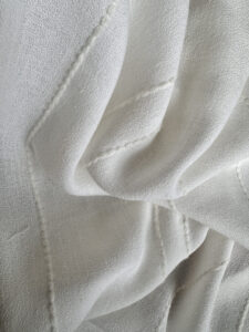 Tenda in misto lino con fiammature  in lana Il tessuto SC è un misto lino medio peso con fiammatura in lana di alta qualità perfetto per chi cerca eleganza e resistenza. Con una struttura sablé piena e corposa insieme alla fiamma irregolare di lana si dà vita ad un tessuto di grande effetto con un design versatile. La sua consistenza morbida al tatto,  rende il tessuto SC adatto sia per interni moderni che per ambienti più classici, offrendo una resa estetica impeccabile. Lavabile in acqua, max  30°, centrifuga minima, detersivo liquido neutro composizione: 50% PL - 40% LI - 10 % WO tessuto H 330 CM QUANTITÀ 1 = 1 METRO, È POSSIBILE ACQUISTARE IL TESSUTO A MULTIPLI DI 1 METRO