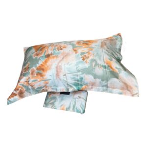 Un incontro perfetto tra arte e tessuto, il completo lenzuolo copriletto FLORIAN è una celebrazione della bellezza senza tempo. Realizzato in raso di cotone a 300 fili, avvolge il letto con la sua texture setosa e luminosa, esaltando la delicatezza della stampa digitale che impreziosisce ogni dettaglio. La balza applicata del lenzuolo superiore (cm 265x290) presenta un'elegante decorazione floreale in piena fioritura, evocando la poesia della natura con un tocco di leggerezza e romanticismo. Il lenzuolo inferiore con angoli elasticizzati (cm 180x200 + cm 28 di altezza), in tinta unita, garantisce una perfetta aderenza al materasso, per un riposo impeccabile e avvolgente. Le federe double-face (cm 52x82 + 3 cm di volants) completano l’insieme con una raffinata dualità: il fronte, impreziosito dalla stessa stampa digitale del lenzuolo superiore, regala un’eleganza eterea, mentre il retro e la pattella in tinta unita creano un raffinato contrasto.