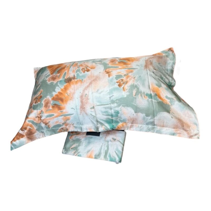 Un incontro perfetto tra arte e tessuto, il completo lenzuolo copriletto FLORIAN è una celebrazione della bellezza senza tempo. Realizzato in raso di cotone a 300 fili, avvolge il letto con la sua texture setosa e luminosa, esaltando la delicatezza della stampa digitale che impreziosisce ogni dettaglio. La balza applicata del lenzuolo superiore (cm 265x290) presenta un'elegante decorazione floreale in piena fioritura, evocando la poesia della natura con un tocco di leggerezza e romanticismo. Il lenzuolo inferiore con angoli elasticizzati (cm 180x200 + cm 28 di altezza), in tinta unita, garantisce una perfetta aderenza al materasso, per un riposo impeccabile e avvolgente. Le federe double-face (cm 52x82 + 3 cm di volants) completano l’insieme con una raffinata dualità: il fronte, impreziosito dalla stessa stampa digitale del lenzuolo superiore, regala un’eleganza eterea, mentre il retro e la pattella in tinta unita creano un raffinato contrasto.