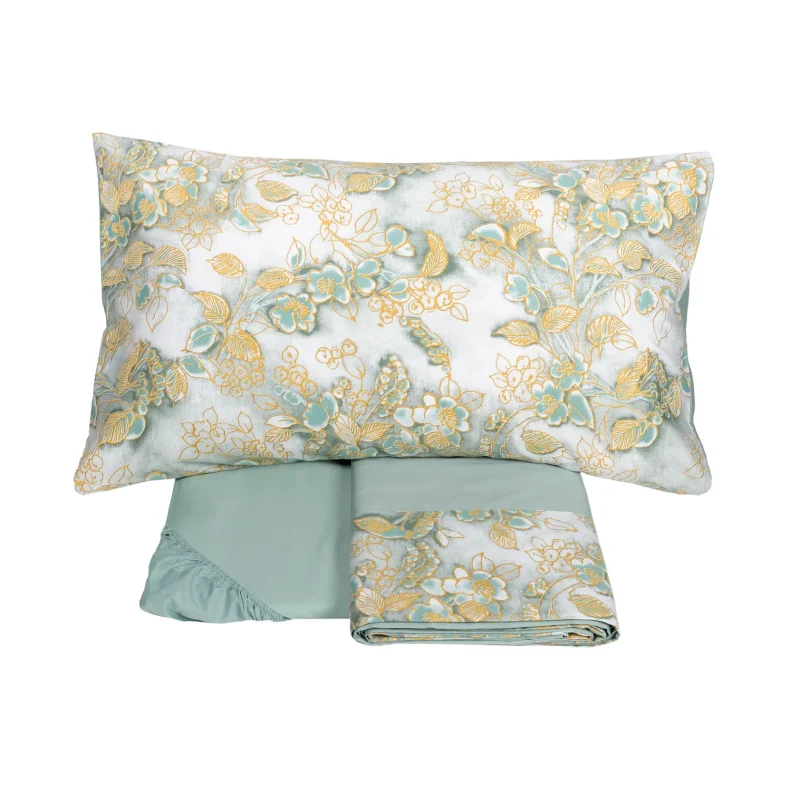 Completo Lenzuola in Raso Di Cotone Fantasia Floreale - Chinoiserie Il Completo Lenzuola Chinoiserie è realizzato in Raso di puro cotone 300 TC con una raffinata stampa digitale di altissima qualità. La balza del lenzuolo da sopra e le federe, incorniciate da due volant, sono ricoperti da una fantasia floreale, mentre il resto del completo è in tinta unita. La collezione Chinoiserie celebra l’entusiasmo per le porcellane orientali, un tempo emblema di prestigio tra l’aristocrazia europea del XVIII secolo. I motivi floreali, disponibili nelle tonalità Ocra o Surf, prendono vita su uno sfondo che ricorda le pennellate di un acquerello, acquisendo una dimensione tridimensionale attraverso il contorno floccato impreziosito da dettagli dorati. Il Raso di Cotone è un tessuto morbido e avvolgente nelle stagioni fredde e fresco sulla pelle quando le temperature si alzano, rispetta quindi le esigenze di tutti e riesce ad essere esattamente quello di cui si ha bisogno in ogni periodo dell’anno. Il Completo Lenzuola comprende il lenzuolo di sopra, il lenzuolo di sotto con angoli, e le 2 federe. Misura Matrimoniale: Lenzuolo sopra 260x295 cm, Lenzuolo da sotto 180x200x30 cm, 2 Federe 52x82 cm Caratteristiche tecniche: Materiale: 100% cotone Design: stampa digitale Lavaggio: facilmente lavabile in lavatrice a 40 gradi Asciugatrice sì/no: sì (consigliamo l'uso del programma di asciugatura "pronto stiro") Nella stessa collezione sono disponibili anche  il trapuntino e il copripiumino