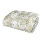 Trapuntino Leggero in Raso di Cotone Fantasia Floreale - Chinoiserie Il Trapuntino Chinoiserie è realizzato in Raso di Puro Cotone 300TC (120 fili). Morbido e setoso al tocco, il trapuntino riporta su tutta la sua superficie la stampa digitale distintiva di questa collezione. Il trapuntino è perfetto per la stagione primavera/estate grazie alla sua imbottitura leggera di 100 gr/mq. Il tessuto è trapuntato con precisione e rifinito manualmente, presentando due angoli elegantemente sagomati. È imbottito con l’esclusiva Ovatta Talko®, una selezione di microfibre calandrate ultra-fini che garantiscono un’eccezionale morbidezza. Grazie al processo di calandratura, la superficie del tessuto resiste al peeling e minimizza l’ingresso di aria fredda, assicurando un ambiente confortevole e accogliente. La collezione Chinoiserie celebra l’entusiasmo per le porcellane orientali, un tempo emblema di prestigio tra l’aristocrazia europea del XVIII secolo. I motivi floreali, disponibili nelle tonalità Ocra o Surf, prendono vita su uno sfondo che ricorda le pennellate di un acquerello, acquisendo una dimensione tridimensionale attraverso il contorno floccato impreziosito da dettagli dorati. Il Raso di Cotone è un tessuto setoso e avvolgente nelle stagioni fredde, delicato su pelle e capelli. Questa armatura, molto apprezzata nella biancheria per la casa per via del suo tocco liscio e l’aspetto luminoso, prevede una prevalenza di ordito nell’intreccio. Caratteristiche tecniche: Materiale: 100%  cotone Design: stampa digitale Lavaggio: facilmente lavabile in lavatrice a 30 gradi Asciugatrice sì/no: no Il trapuntino è disponibile nelle misura: Matrimoniale: 270x270 cm  Nella stessa collezione sono disponibili anche il completo lenzuola e il copripiumino