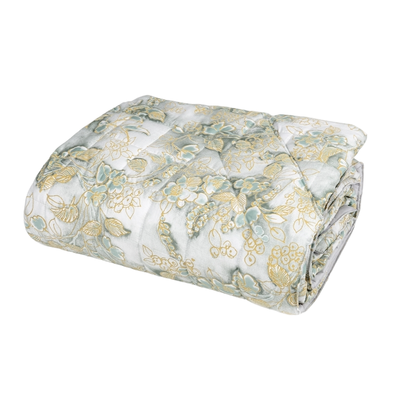 Trapuntino Leggero in Raso di Cotone Fantasia Floreale - Chinoiserie Il Trapuntino Chinoiserie è realizzato in Raso di Puro Cotone 300TC (120 fili). Morbido e setoso al tocco, il trapuntino riporta su tutta la sua superficie la stampa digitale distintiva di questa collezione. Il trapuntino è perfetto per la stagione primavera/estate grazie alla sua imbottitura leggera di 100 gr/mq. Il tessuto è trapuntato con precisione e rifinito manualmente, presentando due angoli elegantemente sagomati. È imbottito con l’esclusiva Ovatta Talko®, una selezione di microfibre calandrate ultra-fini che garantiscono un’eccezionale morbidezza. Grazie al processo di calandratura, la superficie del tessuto resiste al peeling e minimizza l’ingresso di aria fredda, assicurando un ambiente confortevole e accogliente. La collezione Chinoiserie celebra l’entusiasmo per le porcellane orientali, un tempo emblema di prestigio tra l’aristocrazia europea del XVIII secolo. I motivi floreali, disponibili nelle tonalità Ocra o Surf, prendono vita su uno sfondo che ricorda le pennellate di un acquerello, acquisendo una dimensione tridimensionale attraverso il contorno floccato impreziosito da dettagli dorati. Il Raso di Cotone è un tessuto setoso e avvolgente nelle stagioni fredde, delicato su pelle e capelli. Questa armatura, molto apprezzata nella biancheria per la casa per via del suo tocco liscio e l’aspetto luminoso, prevede una prevalenza di ordito nell’intreccio. Caratteristiche tecniche: Materiale: 100%  cotone Design: stampa digitale Lavaggio: facilmente lavabile in lavatrice a 30 gradi Asciugatrice sì/no: no Il trapuntino è disponibile nelle misura: Matrimoniale: 270x270 cm  Nella stessa collezione sono disponibili anche il completo lenzuola e il copripiumino