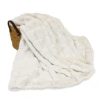 Plaid-Coperta  Eco Fur 150x200 E 250x200 La coperta Eco Fur è realizzata in un caldo micropile. Dal tocco molto soffice, la coperta è caratterizzata da una bellissima palette in tinta unita esaltata da un particolare trapuntatura che le dona un aspetto ancora più confortevole. Eco Fur è elegantemente rifinito con una trapuntatura esalta la morbidezza e il comfort del materiale; questa coperta è perfetto per donarvi il calore unico di un caldo abbraccio. Caratteristiche tecniche: Materiale: Micropile Design: tinta unita Lavaggio: Facilmente lavabile in lavatrice a 30 gradi Asciugatrice si/no: no