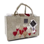 Il Plaid Lovely è realizzato in caldo Micropile. Avvolgente e soffice al tatto, il plaid è caratterizzato da un'applicazione col disegno di cuori. Impreziosito da un orlo a risvolto che rifinisce tutto il perimetro del plaid rendendolo unico e duraturo nel tempo. Il lato inferiore è in soffice agnellato bianco. Per rendere il prodotto una perfetta idea regalo viene venduto con una borsa abbinata. Lovely è caratterizzato dall'applicazione romantica e tenerissima, che valorizza e rende unico questo plaid, adatto per tutta la stagione invernale, ma in particolare per il periodo natalizio. Perfetto anche nelle giornate più rigide, questo plaid sarà il che vi avvolgerà come in un caldo abbraccio. Il Micropile è un tessuto sintetico leggero, morbido e caldo, ideale per l’abbigliamento invernale. È traspirante, asciuga rapidamente e offre un’ottima resistenza all’usura. Perfetto per mantenere il calore senza aggiungere peso, garantendo comfort e libertà di movimento. Caratteristiche tecniche: Materiale: 100% poliestere Design: Tinta unita con applicazione Lavaggio: facilmente lavabile in lavatrice a 30 gradi. Asciugatrice si/no: no Le misure del prodotto sono Plaid: 130x160cm