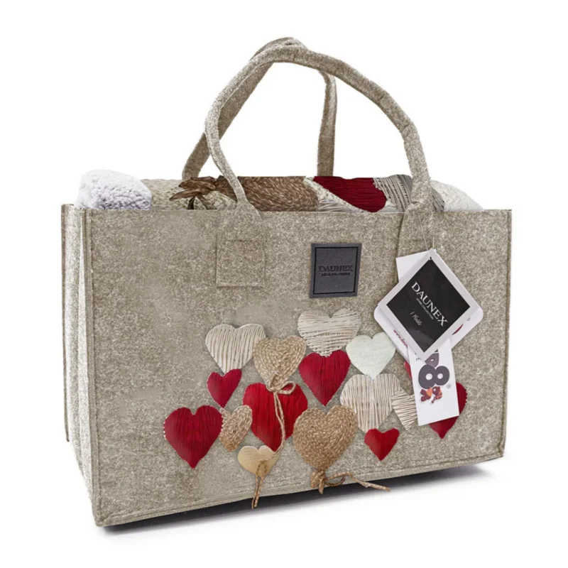 Il Plaid Lovely è realizzato in caldo Micropile. Avvolgente e soffice al tatto, il plaid è caratterizzato da un'applicazione col disegno di cuori. Impreziosito da un orlo a risvolto che rifinisce tutto il perimetro del plaid rendendolo unico e duraturo nel tempo. Il lato inferiore è in soffice agnellato bianco.  Per rendere il prodotto una perfetta idea regalo viene venduto con una borsa abbinata. Lovely è caratterizzato dall'applicazione romantica e tenerissima, che valorizza e rende unico questo plaid, adatto per tutta la stagione invernale, ma in particolare per il periodo natalizio. Perfetto anche nelle giornate più rigide, questo plaid sarà il che vi avvolgerà come in un caldo abbraccio. Il Micropile è un tessuto sintetico leggero, morbido e caldo, ideale per l’abbigliamento invernale. È traspirante, asciuga rapidamente e offre un’ottima resistenza all’usura. Perfetto per mantenere il calore senza aggiungere peso, garantendo comfort e libertà di movimento. Caratteristiche tecniche: Materiale: 100% poliestere Design: Tinta unita con applicazione Lavaggio: facilmente lavabile in lavatrice a 30 gradi. Asciugatrice si/no: no Le misure del prodotto sono  Plaid: 130x160cm