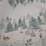 Lino Montagna Tovaglia in puro lino stampa digitale con abbassamento ambo le cimosse. Il disegno è un paesaggio di montagna invernale, fondo bianco con abeti, case, cervi e ramage di foglie. Composizione 100% lino altezza 170 cm lavaggio 30° in lavatrice Ordinabile sia l'unità singola da cm 25 di lunghezza o quantità multiple. Quantità 1 corrisponde a 25 cm. Per un metro di lino basterà chiedere 4 unità. Prezzo al metro €49,48