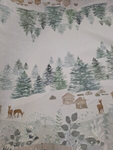 Lino Montagna Tovaglia in puro lino stampa digitale con abbassamento ambo le cimosse. Il disegno è un paesaggio di montagna invernale, fondo bianco con abeti, case, cervi e ramage di foglie. Composizione 100% lino altezza 170 cm lavaggio 30° in lavatrice Ordinabile sia l'unità singola da cm 25 di lunghezza o quantità multiple. Quantità 1 corrisponde a 25 cm. Per un metro di lino basterà chiedere 4 unità. Prezzo al metro €49,48