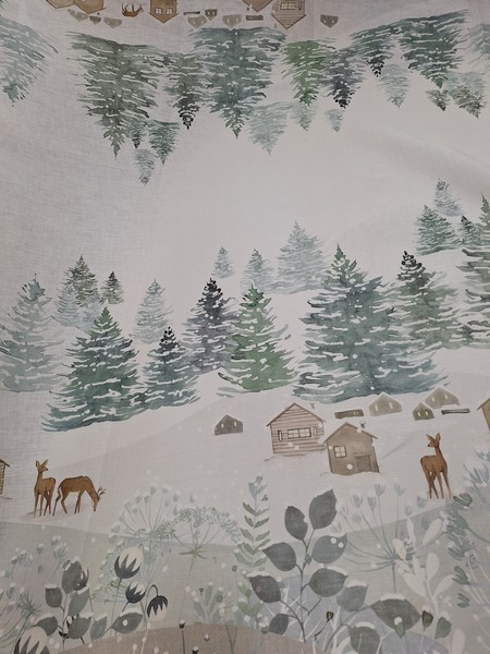 Lino Montagna Tovaglia in puro lino stampa digitale con abbassamento ambo le cimosse. Il disegno è un paesaggio di montagna invernale, fondo bianco con abeti, case, cervi e ramage di foglie. Composizione 100% lino altezza 170 cm lavaggio 30° in lavatrice Ordinabile sia l'unità singola da cm 25 di lunghezza o quantità multiple. Quantità 1 corrisponde a 25 cm. Per un metro di lino basterà chiedere 4 unità. Prezzo al metro €49,48