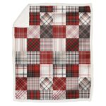 Il Plaid Patagonia è realizzato in caldo Micropile. Avvolgente e soffice al tatto, il plaid è caratterizzato da una fantasia patchwork. Impreziosito da un orlo a risvolto che rifinisce tutto il perimetro del plaid rendendolo unico e duraturo nel tempo. Il lato inferiore è in soffice agnellato bianco. La Collezione Patagonia è un omaggio alla bellissima Scozia. Il classico motivo tartan che simboleggia il paese prende vita in questa fantastica collezione. Il Micropile è un tessuto sintetico leggero, morbido e caldo, ideale per l’abbigliamento invernale. È traspirante, asciuga rapidamente e offre un’ottima resistenza all’usura. Perfetto per mantenere il calore senza aggiungere peso, garantendo comfort e libertà di movimento. Caratteristiche tecniche: Materiale: 100% poliestere Design: patchwork  Lavaggio: facilmente lavabile in lavatrice a 30 gradi. Asciugatrice si/no: no Singolo: 150x200cm