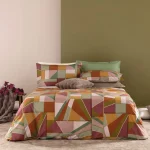 L’eleganza naturale prende forma in ogni piega della parure copripiumino Brody, ispirata ad uno stile geometrico senza tempo. Realizzata in percalle di puro cotone 100%, questo set di biancheria da letto combina la delicatezza del tessuto con una stampa digitale ad alta definizione che cattura ogni sfumatura. Il sacco copripiumino misura 250×200 + 40 cm La confezione include 2 federe piazzate da 50×80 cm, arricchite da quattro volant per un tocco raffinato e sartoriale. C'è la versione in Rosa loto con colori sul rosa, beige e fuxia, Il verde petrolio con colori sul verde-beige-petrolio.