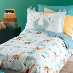 Parure Copripiumino Cotone Arlo C’è un mondo giocoso e delicato nascosto tra le pieghe del copripiumino Arlo, dove ogni dinosauro diventa compagno di sogni. Grazie al suo disegno vivace ma equilibrato, la parure veste la cameretta con leggerezza e un tocco di gioia quotidiana. Il tessuto in percalle di puro cotone stampato accarezza la pelle con naturalezza, garantendo traspirabilità e morbidezza al tatto. La parure comprende il sacco copripiumino e una federa da 50x80 cm, disponibili nelle misure per letto singolo 155x200 + 40 cm Il disegno su fondo cielo, popolato da vari dinosauri stilizzati, si adatta a una palette contemporanea e rilassante, perfetta per creare all’interno della cameretta dei bambini un ambiente sereno e fantasioso. Qualità/Materiali: 100% Percalle di Cotone Dimensione Singolo: cm 155X200 + cm 40 pattella Federe: 1 federa cm 50x80 Certificazione: OEKO TEX