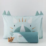 Completo Lenzuolo Copriletto Cotone Arlo Grazie al completo Arlo ogni dettaglio del letto diventa parte di un racconto in cui i dinosauri sono protagonisti. Le creature preistoriche stampate su fondo azzurro si muovono tra le lenzuola come personaggi di una fiaba leggera, caratterizzando una cameretta che invita al gioco e al giusto riposo. Interamente in percalle di cotone 100%, il set unisce comfort e praticità, offrendo freschezza anche nelle notti più calde. Il completo è composto da lenzuolo sotto, lenzuolo sopra effetto copriletto e federa da 50x80 cm. Il set comprende: 1 lenzuolo sopra da 160x290 cm,  1 sotto 90x200+28 cm e 1 federa da 50x80 cm  Il colore cielo, accompagnato da dettagli grafici in tonalità calde e neutre, rende questo set perfetto per camerette moderne arricchite da un pizzico di fantasia e contraddistinte da un’estetica pulita e mai banale. Qualità/Materiali: 100% Percalle di Cotone Dimensione Singolo: 160x290 cm Federe: 1 federa cm 50x80 Certificazione: OEKO TEX Nella stessa fantasia disponibile la parure copripiumino