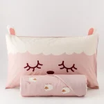 Parure copripiumino cotone Nina La parure copripiumino Nina è la scelta perfetta per chi desidera una soluzione pratica e allegra per il letto dei più piccoli. Composta da sacco e federa, è realizzata in percalle 100% cotone stampato con una fantasia giocosa di pecorelle bianche che fluttuano sui toni del rosa, arricchita da dettagli illustrati che stimolano la fantasia e donano un senso di dolcezza all’intera stanza. Il sacco copripiumino, nella misura singola di 155x200 cm con una patella di 40 cm, è facile da infilare e fissare, garantendo una copertura ordinata del piumino anche dopo il riposo notturno. La federa abbinata, 50x80 cm, riprende il disegno principale con una stampa piazzata ben visibile. Il tessuto in percalle di cotone garantisce traspirabilità, morbidezza e resistenza anche dopo frequenti lavaggi, accompagnando i più piccoli in un sonno confortevole e sereno durante tutto l’anno. Qualità/Materiali: 100% Percalle di Cotone Dimensione Singolo: cm 155X200 + cm 40 pattella Federe: 1 federa cm 50x80 Certificazione: OEKO TEX Nella stessa fantasia disponibile anche il completo lenzuolo copriletto