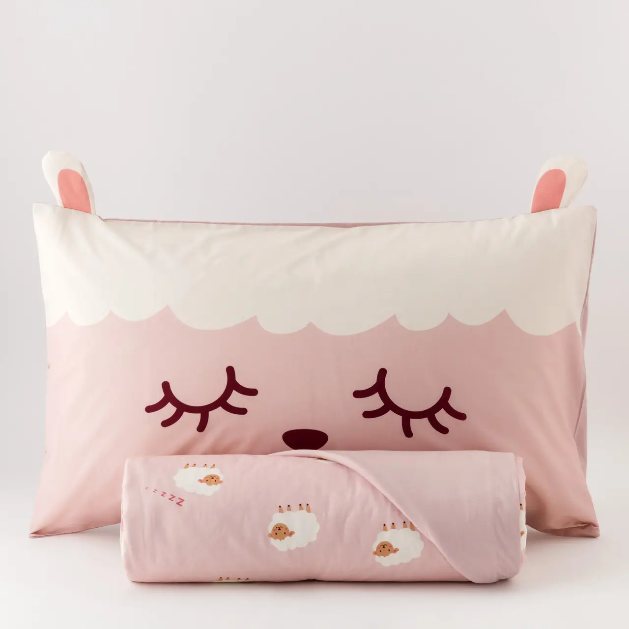 Parure copripiumino cotone Nina La parure copripiumino Nina è la scelta perfetta per chi desidera una soluzione pratica e allegra per il letto dei più piccoli. Composta da sacco e federa, è realizzata in percalle 100% cotone stampato con una fantasia giocosa di pecorelle bianche che fluttuano sui toni del rosa, arricchita da dettagli illustrati che stimolano la fantasia e donano un senso di dolcezza all’intera stanza. Il sacco copripiumino, nella misura singola di 155x200 cm con una patella di 40 cm, è facile da infilare e fissare, garantendo una copertura ordinata del piumino anche dopo il riposo notturno. La federa abbinata, 50x80 cm, riprende il disegno principale con una stampa piazzata ben visibile. Il tessuto in percalle di cotone garantisce traspirabilità, morbidezza e resistenza anche dopo frequenti lavaggi, accompagnando i più piccoli in un sonno confortevole e sereno durante tutto l’anno. Qualità/Materiali: 100% Percalle di Cotone Dimensione Singolo: cm 155X200 + cm 40 pattella Federe: 1 federa cm 50x80 Certificazione: OEKO TEX Nella stessa fantasia disponibile anche il completo lenzuolo copriletto