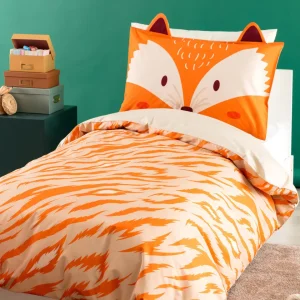Completo Lenzuolo Copriletto Cotone Robin Il completo letto copriletto Robin in versione singola è una scelta pratica e colorata per rinnovare il letto dei bambini con un tocco giocoso. Anche in questo caso il tessuto è 100% cotone percalle stampato, che garantisce un’eccellente qualità al tatto e una lunga durata nel tempo. Il set comprende 1 lenzuolo sopra da 160x290 cm con stampa grafica effetto pelliccia, sotto 920x200+28 cm e 1 federa da 50x80 cm con l’inconfondibile volto della volpe arancione. Perfetto per la mezza stagione o per chi cerca una soluzione leggera e facile da lavare, il completo Robin arreda la cameretta con vivacità, senza rinunciare alla qualità del tessuto. Una proposta di biancheria da letto per bambini ideale per accompagnare il riposo con un sorriso. Qualità/Materiali: 100% Percalle di Cotone Dimensione Singolo: 160x290 cm Federe: 1 federa cm 50x80 Certificazione: OEKO TEX  Nella stessa fantasia disponibile la parure copripiumino