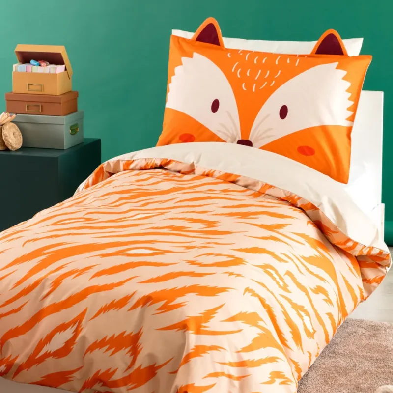 Completo Lenzuolo Copriletto Cotone Robin Il completo letto copriletto Robin in versione singola è una scelta pratica e colorata per rinnovare il letto dei bambini con un tocco giocoso. Anche in questo caso il tessuto è 100% cotone percalle stampato, che garantisce un’eccellente qualità al tatto e una lunga durata nel tempo. Il set comprende 1 lenzuolo sopra da 160x290 cm con stampa grafica effetto pelliccia, sotto 920x200+28 cm e 1 federa da 50x80 cm con l’inconfondibile volto della volpe arancione. Perfetto per la mezza stagione o per chi cerca una soluzione leggera e facile da lavare, il completo Robin arreda la cameretta con vivacità, senza rinunciare alla qualità del tessuto. Una proposta di biancheria da letto per bambini ideale per accompagnare il riposo con un sorriso. Qualità/Materiali: 100% Percalle di Cotone Dimensione Singolo: 160x290 cm Federe: 1 federa cm 50x80 Certificazione: OEKO TEX  Nella stessa fantasia disponibile la parure copripiumino