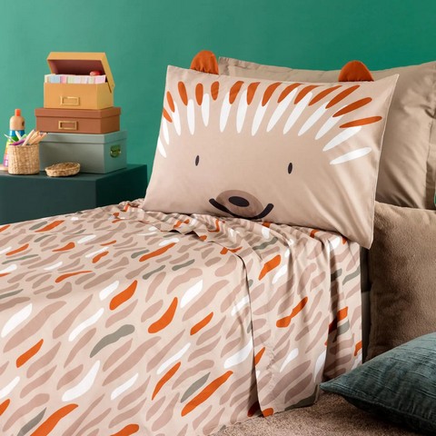 Completo Lenzuolo Copriletto Cotone Ciuffi Con il fascino di un disegno fatto a mano da un bambino, la linea Ciuffi dà forma a un ambiente morbido e affettuoso, in cui ogni dettaglio trasmette calore e immaginazione. Il musetto stilizzato di un riccio simpatico si affaccia tra le lenzuola, pronto a trasformare ogni sera in una storia da raccontare. Il completo è realizzato in percalle di puro cotone stampato, per garantire comfort, freschezza e un tocco delicato sulla pelle. È composto da lenzuolo sopra con effetto copriletto, lenzuolo sotto e una federa da 50x80 cm, nelle misure 160x290 cm per il letto singolo Il colore tortora, arricchito da motivi astratti nei toni caldi dell’autunno, arreda con equilibrio e personalità. Un set pensato per chi desidera una cameretta che parli il linguaggio dell’infanzia con tenerezza e gusto. È composto da lenzuolo sopra con effetto copriletto, lenzuolo sotto e una federa da 50x80 cm, nelle misure 160x290 cm per il letto singolo Qualità/Materiali: 100% Percalle di Cotone Dimensione Singolo: 160x290 cm Federe: 1 federa cm 50x80 Certificazione: OEKO TEX Nella stessa versione la parure copripiumino