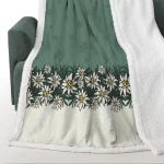 Il Plaid Morbidotto Alpiflora è realizzato in un soffice e morbido Micropile. Caldo e gradevole al tatto, il plaid è impreziosito da una stampa con le stelle alpine. Il retro è caratterizzato da un agnellato bianco che rende il prodotto più avvolgente e confortevole. Disegno su fondo verde e bianco con fascia di stelle alpine, il retro e il bordo sono bianchi Caratteristiche: Materiale: Micropile Design: stampa digitale Lavaggio: Facilmente lavabile in lavatrice a 30 gradi Asciugatrice si/no: no Disponibile nella misura Plaid 130x160cm