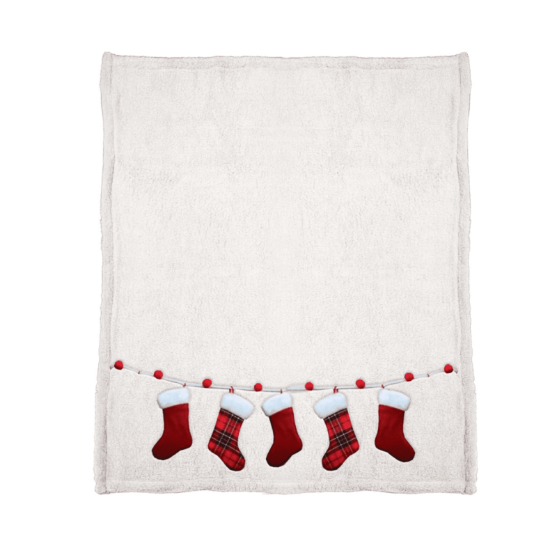 Plaid morbidotto Daunex Sleep Le Calze su fondo di colore naturale e le calze in rosso con bordo bianco Caldo e soffice è ideale da tenere sul divano, ai piedi del letto o come coperta Misura: Coperta singola, 150 x 200 cm Tessuto: 100% poliestere Peso: 280 gr/m2 Confezionamento: con bordo risvoltato Packaging: In scatola Lavabile a 30°C in lavatrice. Non candeggiare, non stirare a caldo, no asciugatrice.