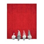 Plaid morbidotto Daunex ELFI Caldo e soffice è ideale da tenere sul divano, ai piedi del letto o come coperta Colore rosso con sul fondo 4 elfi ricamati con barba in rilievo Misura: Coperta singola, 150 x 200 cm Tessuto: 100% poliestere Peso: 280 gr/m2 Confezionamento: con bordo risvoltato Packaging: In scatola Lavabile a 30°C in lavatrice. Non candeggiare, non stirare a caldo, no asciugatrice.