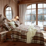 Parure Copripiumino in Flanella di Cotone Chalet La Parure Copripiumino Chalet è realizzata in flanella di puro cotone, un tessuto caldo, soffice e avvolgente, perfetto per i mesi più freddi. Il sacco copripiumino e le federe sono stampati in digitale con un motivo tartan ispirato ai caldi ambienti di montagna, mentre il retro in tinta unita – sempre in flanella di cotone – garantisce morbidezza, comfort e una sensazione di piacevole calore durante il riposo. La fantasia a quadri nelle tonalità del marrone, nocciola e avorio richiama l’atmosfera intima e accogliente degli chalet alpini. Una palette calda e naturale, capace di trasformare la camera in un rifugio di pace, avvolgendo il letto in un’eleganza rustica ma sempre raffinata. La Parure Copripiumino comprende il Sacco Copripiumino 250x260 cm e le 2 Federe. Caratteristiche tecniche: Materiale: 100% cotone Lavaggio: facilmente lavabile in lavatrice a 30 gradi 