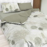 Copripiumino Botanique realizzato in Puro Cotone 100%. Fresco, Morbido e Facile da Stirare. Questa Moderna Fantasia è adatta ad ogni tipo di Arredo Camera. In un Lato ha la Patella che è quella parte di Tessuto ai piedi del letto che andrà infilata sotto il materasso in modo che il Piumino che andrete ad inserire stia Sempre Ben Saldo e in modo che sia sempre tutto Ben Ordinato. Singolo: Sacco 155×200 + 40 cm di Patella- 1 Federa 50×80 cm