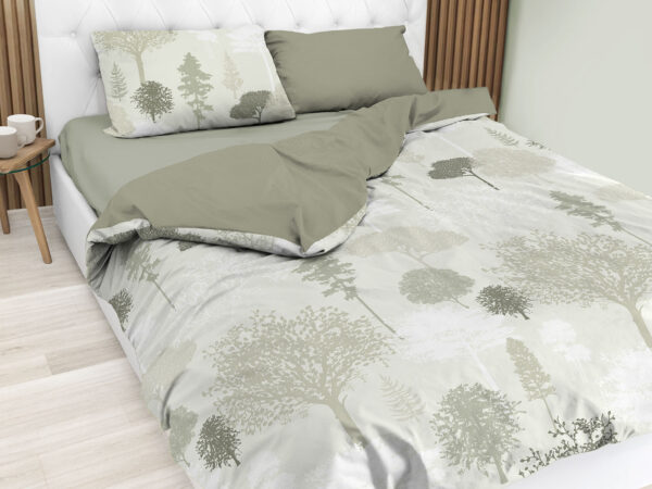 Copripiumino Botanique realizzato in Puro Cotone 100%. Fresco, Morbido e Facile da Stirare. Questa Moderna Fantasia è adatta ad ogni tipo di Arredo Camera. In un Lato ha la Patella che è quella parte di Tessuto ai piedi del letto che andrà infilata sotto il materasso in modo che il Piumino che andrete ad inserire stia Sempre Ben Saldo e in modo che sia sempre tutto Ben Ordinato. Singolo: Sacco 155×200 + 40 cm di Patella- 1 Federa 50×80 cm