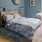 JUNGLE WHISPER Parure copripiumino FAZZINI La parure copripiumino è realizzata in tessuto percalle con stampa digitale  Realizzato nella versione blu o burgundy la parure è composta da: sacco 250x260 cm e 2 federe 52x82 Nella stessa versione la parure lenzuolo copriletto