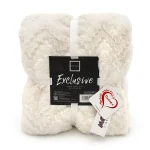 Plaid in MicroPile con Stampa in Rilievo - Exclusive di DAUNEX Il Plaid Exclusive è realizzato in un soffice e morbido Micropile. Caldo e gradevole al tatto, il plaid è caratterizzato da una lavorazione geometrica a chevron in rilievo. Inoltre, il capo è rifinito con un bordo risvoltato. Il Micropile è un tessuto sintetico leggero, morbido e caldo, ideale per l’abbigliamento invernale. È traspirante, asciuga rapidamente e offre un’ottima resistenza all’usura. Perfetto per mantenere il calore senza aggiungere peso, garantendo comfort e libertà di movimento. Caratteristiche tecniche: Materiale: Micropile Design: stampa  in rilievo Lavaggio: Facilmente lavabile in lavatrice a 30 gradi Asciugatrice si/no: no Misura 130x160 cm