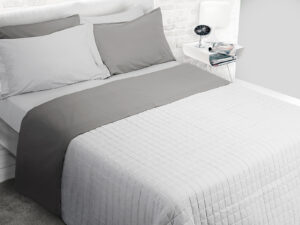 Il Completo Letto Bicolor No Stiro è realizzato in Puro Cotone 100%. Fresco e morbido e No Stiro. Prodotto in Tinta Unita Bicolor.  Singolo: Sopra 160×290 – Sotto 90×200 / 30 cm – 1 Federa 50×80 cm